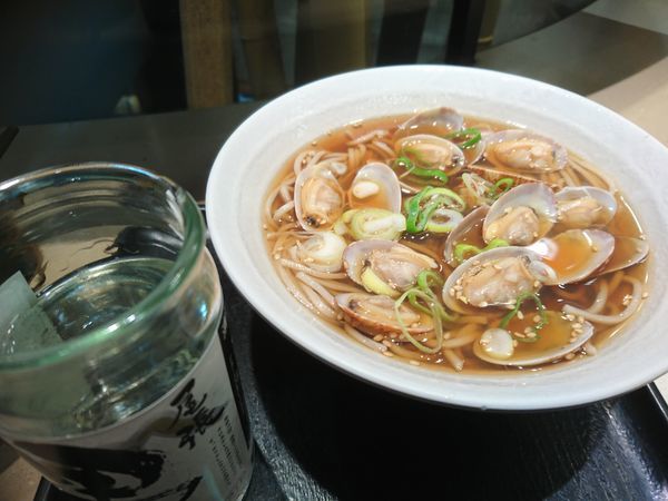 「あさりそば460円＋ワンカップ200円」@名代 富士そば 秋津店の写真