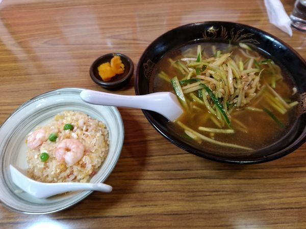 「Ｂランチ(迎賓館ラーメン＋半炒飯)990円」@迎賓館の写真