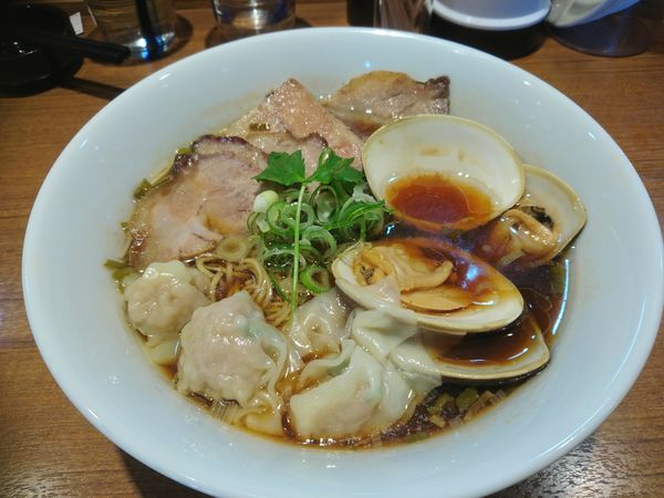 「【2周年限定】活はまぐりとイベリコ豚のワンタン麺 他1000」@寿製麺よしかわ 川越店の写真