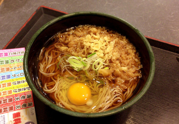 「かけそば(320円)+生たまご(クーポン)」@ゆで太郎 日本橋兜町店の写真