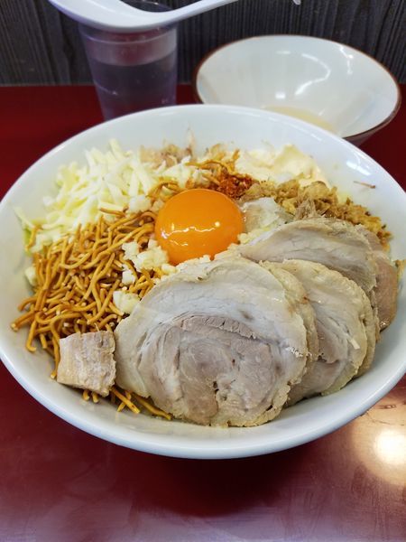 「まぜそば全部豚増し」@ジラフの写真