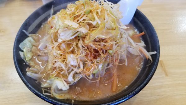 「みそ　１辛　赤ネギ108円トッピング」@らぁめん 鶏支那屋の写真