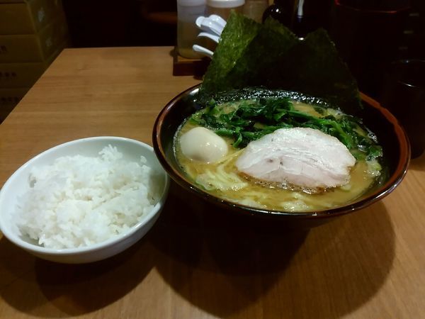 「ラーメン中盛＆味玉ほうれん草＆サービスライス」@横浜家系 ラーメン銀家の写真