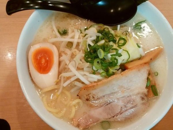 「濃厚とんこつ塩（大盛）」@ラーメン 春樹 多摩カリヨン館店の写真