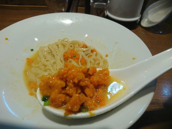 「【2周年記念限定麺】ウニと鴨白湯の平打ち中華そば＋その②」@寿製麺よしかわ 川越店の写真