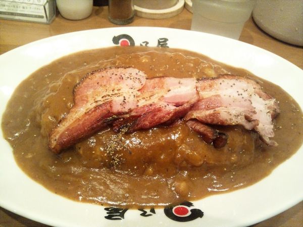 「厚切り炙りベーコンカレー（940円）」@日乃屋カレー 秋葉原店の写真
