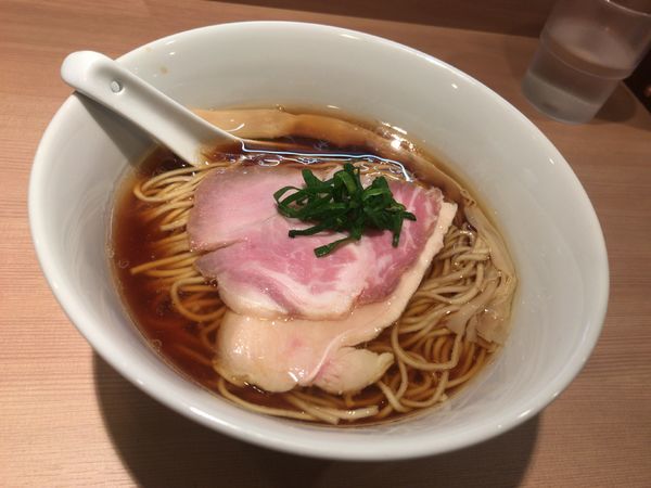 「醤油らぁ麺」@らぁ麺 はやし田 新宿本店の写真