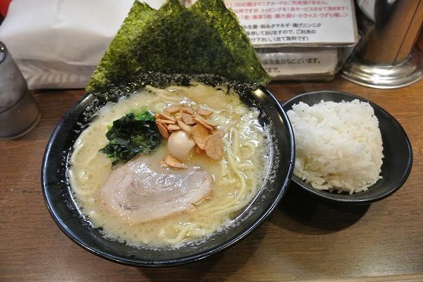 「朝ラーメン（醬油）　500円　小ライス」@濃厚豚骨ラーメン 濱虎家の写真