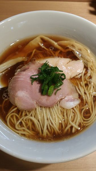 「醤油らぁ麺」@らぁ麺 はやし田 新宿本店の写真