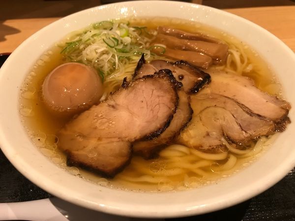 「半熟味玉ラーメン 900円」@松戸富田麺業 千葉駅構内店の写真