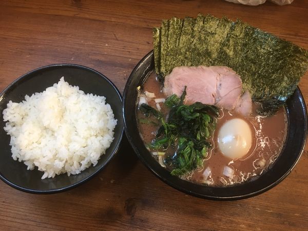 「のり半熟味玉ラーメン850円、ご飯（無料）」@横浜家系らーめん 武道家 吉祥寺店の写真