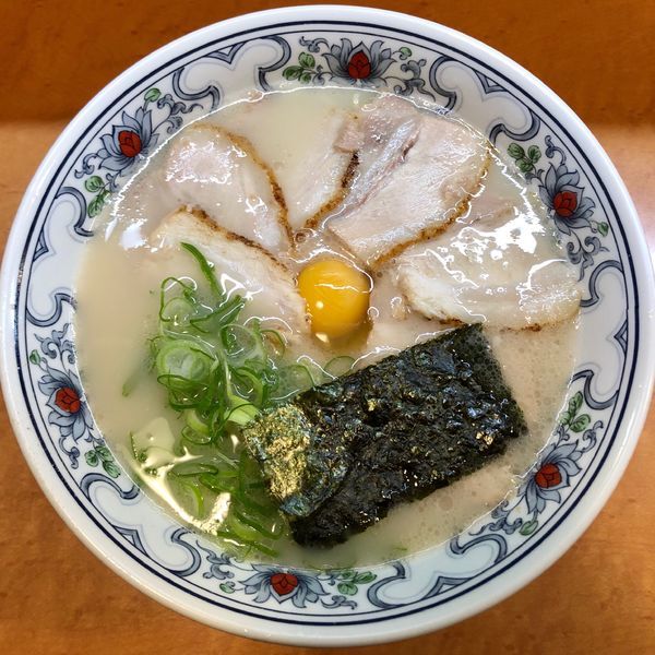「チャーシュー麺 (1,100円) 玉子 (100円)」@一休軒 広島本店の写真