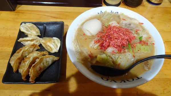 「濃厚海老味噌タンメン（880円）＋味付け玉子＋揚げ餃子」@白菜タンメン楽観の写真