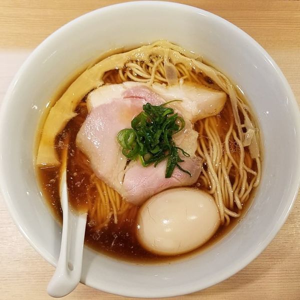 「味玉醤油らぁ麺」@らぁ麺 はやし田 新宿本店の写真