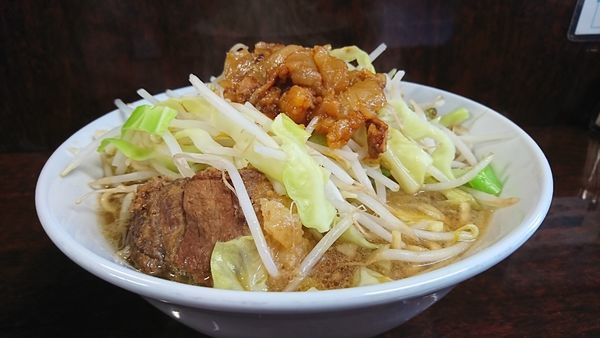 「小ぶたラーメン  ｶﾀﾒｽｸﾅﾒﾔｻｲﾏｼｱﾌﾞﾗﾆﾝﾆｸ」@ラーメン二郎 めじろ台店の写真