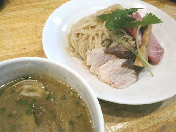 「【限定】寒ブリと活蛤と牡蠣のピロピロつけ麺 ￥880」@寿製麺よしかわ 坂戸店の写真