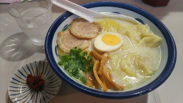 「豆乳ワンタンメン850円+ラージャー玉小50円」@再来軒の写真