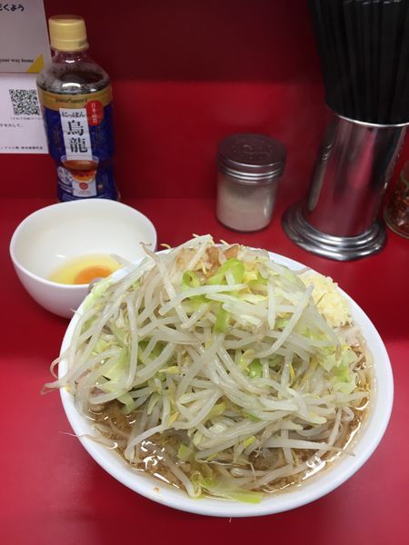 「小豚、卵（野菜2、ニンニク、カラメ）」@ラーメン二郎 神田神保町店の写真