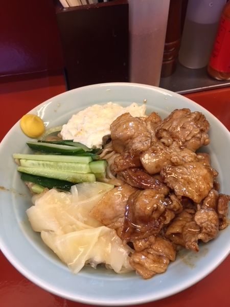 「すごい冷やし中華　麺400ｇ　950円」@立川マシマシ 5号店（神保町店）の写真