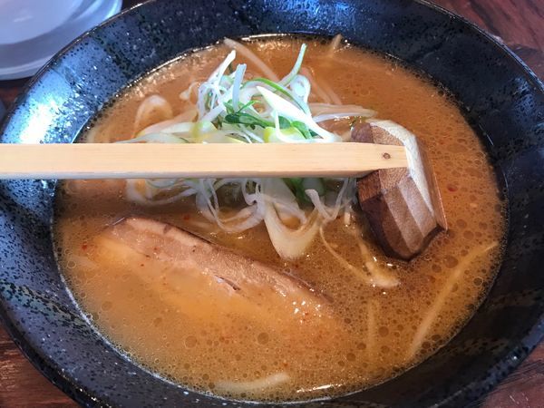 「白味噌らーめん 630円 野菜盛り小ライスセット200円」@壱鵠堂 つきみ野店の写真