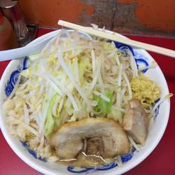 ラーメン中700円　野菜しょうが脂