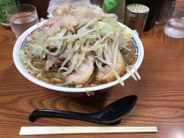 「ラーメン（豚二枚入り）730円 ヤサイニンニクマシ」@ラーメン二郎 亀戸店の写真