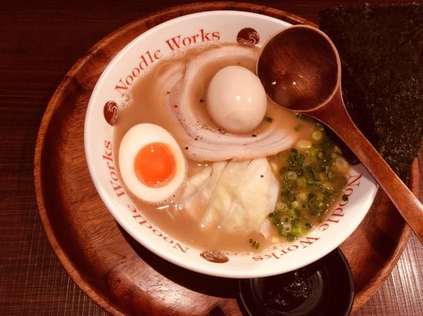 「ラーメン(￥660)＋まっかな味玉(￥100)＋自家製辛味噌(￥」@Noodle Works -BALI-の写真