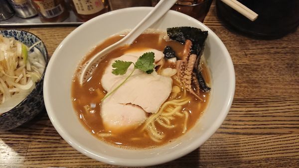 「烏賊干し鶏白湯醤油そば 850円 + チャーシュー飯300円」@新橋 纏の写真