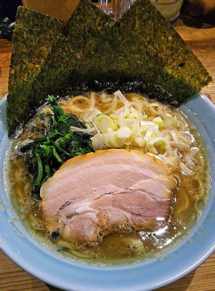 「豚骨ラーメン 700円」@鶴一家の写真