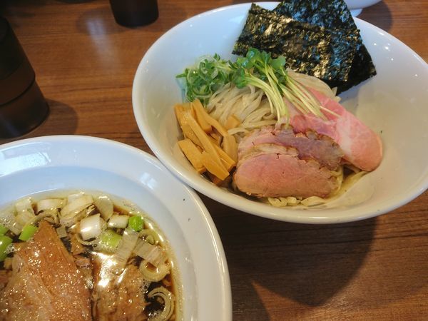 「【限定】鴨とイベリコ豚のつけそば950円＋いわしそば390円」@寿製麺よしかわ 川越店の写真