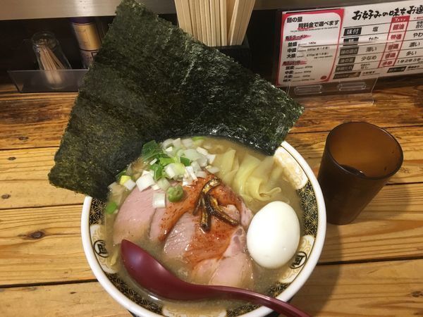 「すごい煮干ラーメン（全部入り）」@すごい煮干ラーメン凪 新宿ゴールデン街店 本館の写真