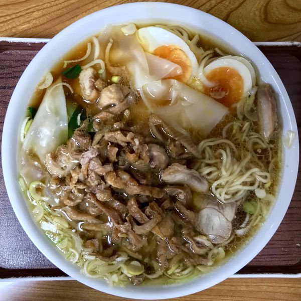 「大盛ワンタンメン ¥800円（とり皮＋100円）」@さくらい食堂の写真