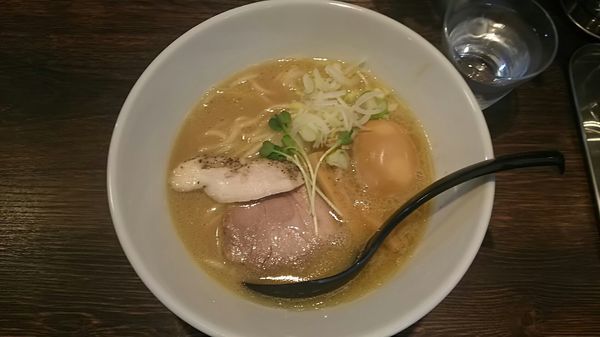 「鶏ゅ白湯 味玉醤油らーめん 880円」@東京スタイル鶏らーめん ど・みそ鶏の写真