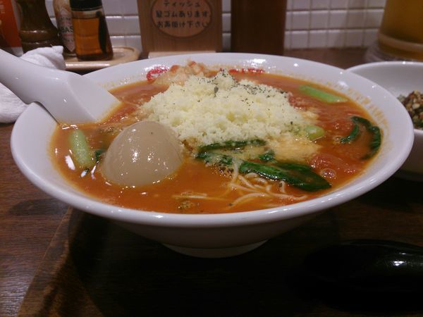 「太陽のチーズラーメン+味玉」@太陽のトマト麺 Next 新宿ミロードの写真