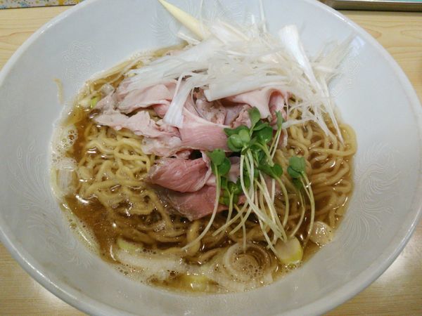 「煮干ラーメン（白） ￥600・ネギ ￥50」@煮干ラーメンとローストビーフ パリ橋の写真