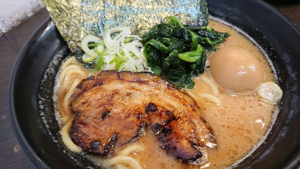 「横濱醤油ラーメン 味玉」@日の出らーめん 横浜桜木町本店の写真