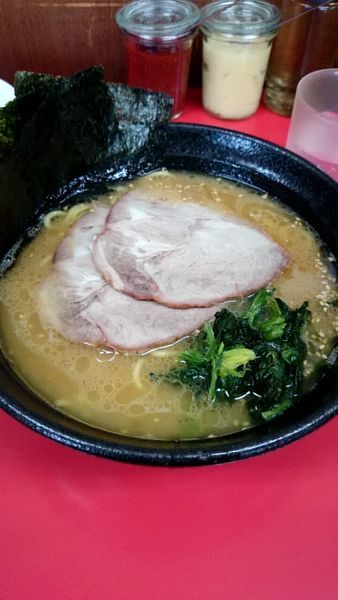 「ラーメン（６５０円)＋チャーシュー１枚（７０円）」@横浜家系  一二三家の写真