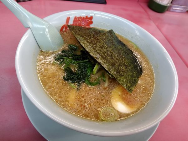 「味噌ラーメン(並盛・150)650円＋味玉110円」@ラーメン山岡家 高崎西店の写真