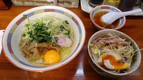 「油そば（660円）＋中盛り＋生玉子＋ネギチャーシュー丼」@宝華らぁめんの写真