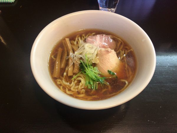 「しょうゆラーメン中」@らーめん奏の写真