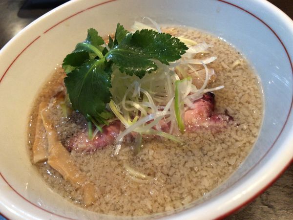 「背脂地鶏中華そば（醤油）」@麺や 虎徹の写真