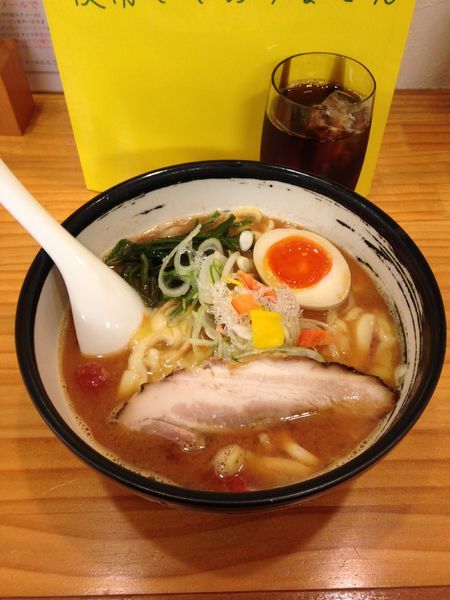 「トマみそラーメン850円 黒烏龍茶(ラーパス)」@濃厚ラーメン じゅんの写真