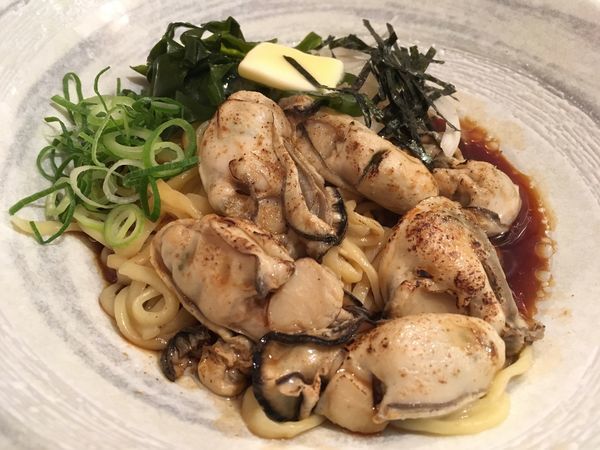 「炙りかきそば」@魚介系まぜそば専門店 魚がしそば 新橋本店の写真