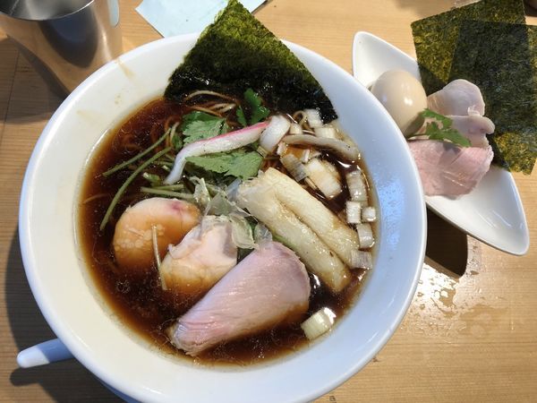 「特製鶏ＳＯＢＡ　￥１０８０」@むぎとオリーブ マーチエキュート神田万世橋店の写真