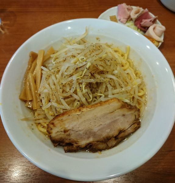 「まぜそば(背脂増し)＋つまみ4点盛り＝1050円」@中華そば 七麺鳥の写真