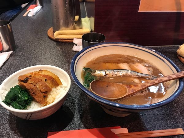 「かけ＋角煮丼」@烈志笑魚油 麺香房 三くの写真