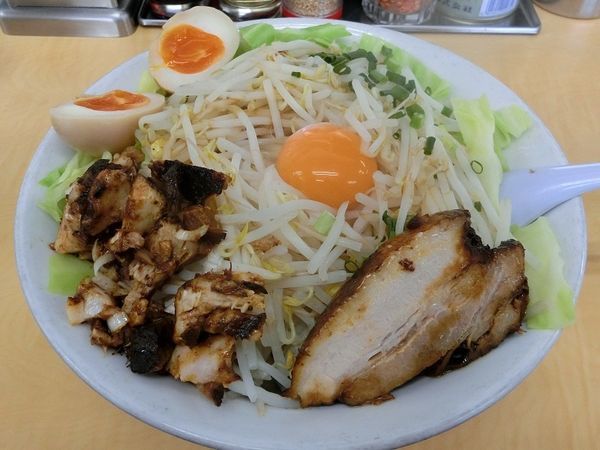 「ぎ郎汁なし(野菜増し·ニンニク抜き)+味玉」@ら〜めんぎょうてん屋GOLD 東名厚木店の写真