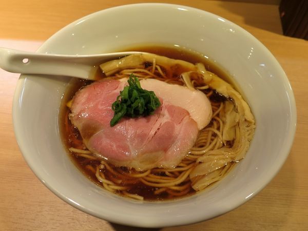 「醤油らぁ麺 ８００円」@らぁ麺 はやし田 新宿本店の写真