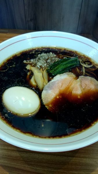 「漆黒醤油ラーメン（６５０円）＋味玉（１００円）」@ら〜麺 安至の写真