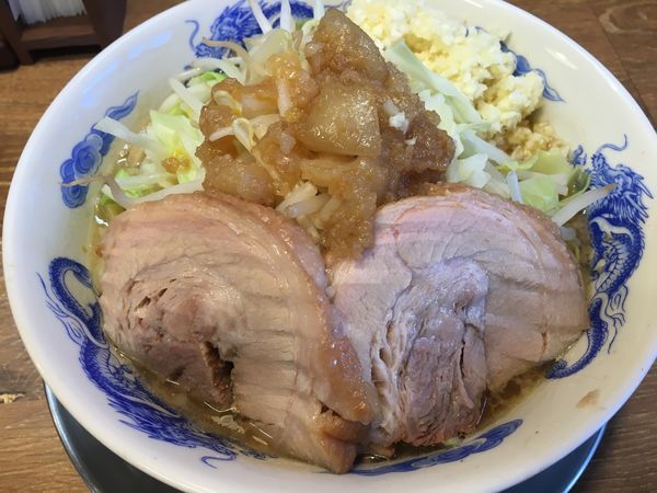 「ラーメン　豚１枚マシ　野菜マシ　ニンニクダブル　脂」@ジャンクガレッジ しらこばと公園前店の写真